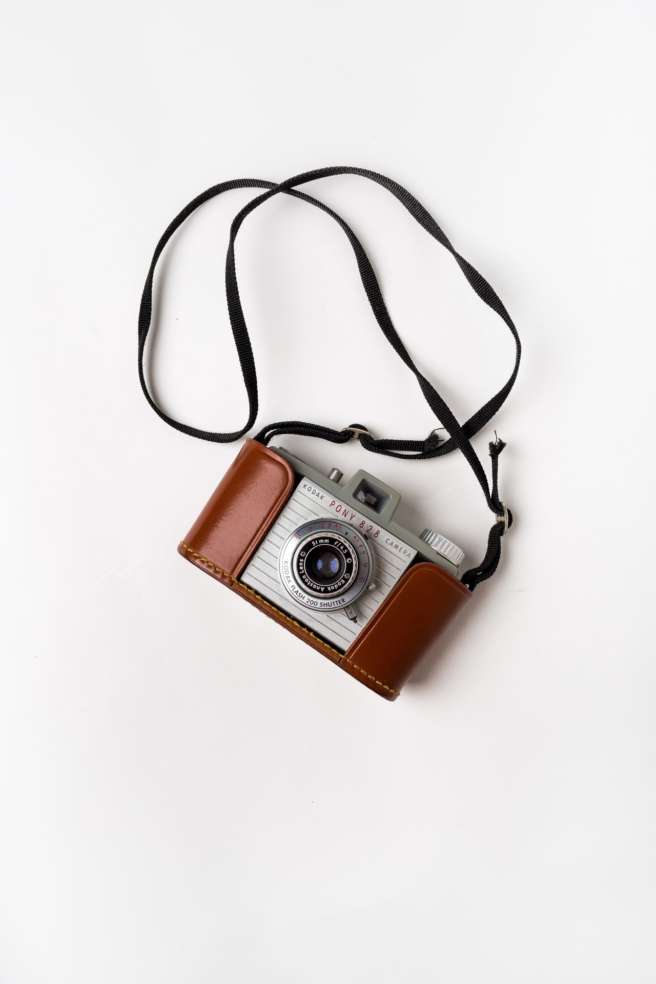 Vintage kodak fotocamera met leren hoes en bandje