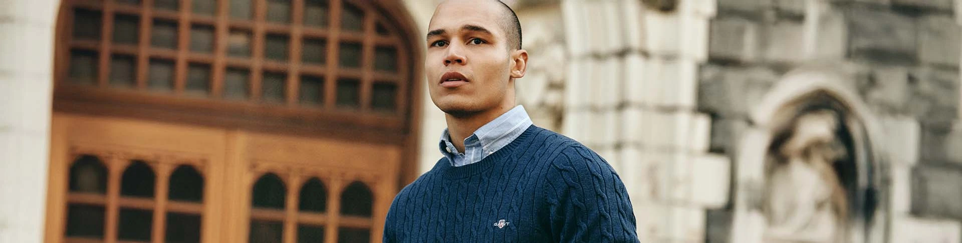 Man met blauw overhemd onder kabeltrui