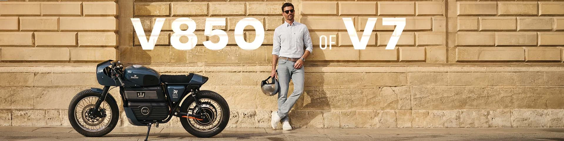 Man in Vanguard kleding naast motor met tekst V850 of V7, vergelijking tussen Vanguard jeans modellen.
