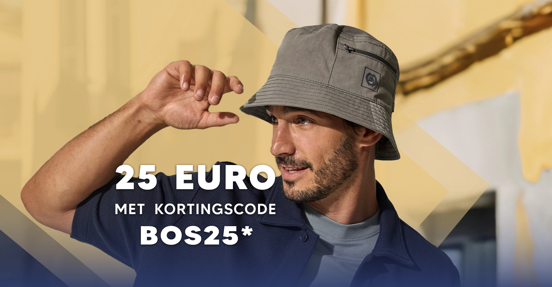 Man draagt grijze bucket hat en donkerblauw overhemd tijdens promotie voor €25 korting met kortingscode BOS25.