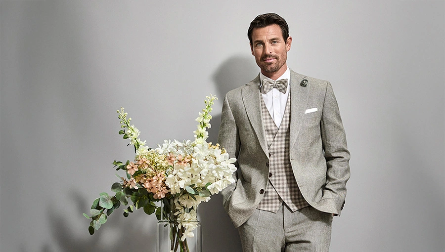 Lichtgrijze trouwbroek voor de bruidegom als onderdeel van een klassiek en elegant trouwpak