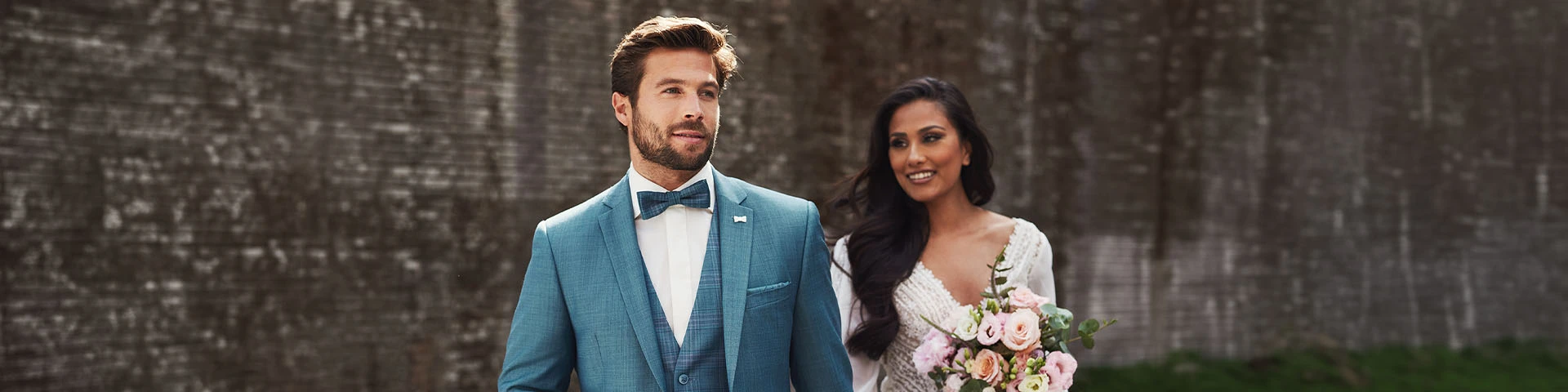 Moderne bruidegom draagt een blauw trouwpak tijdens bruiloft