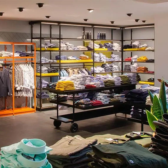 Overzicht van het winkelinterieur van Bos Men Shop met casual herenkleding en overhemden