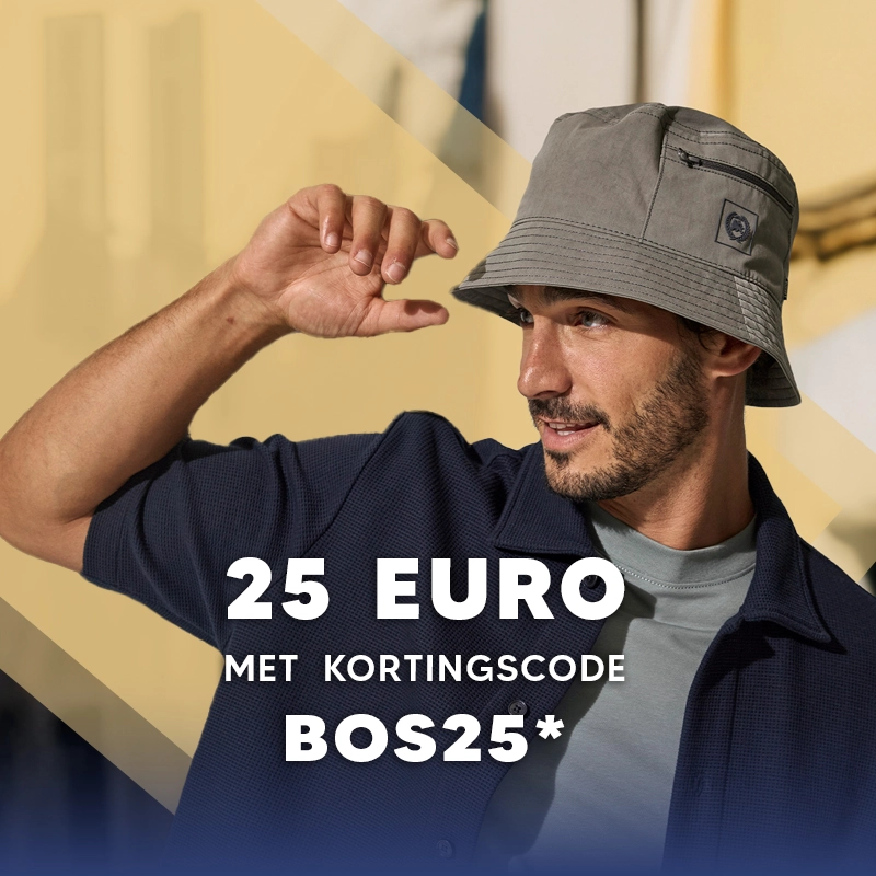 Man met grijze bucket hat en donkerblauw overhemd profiteert van 25 euro korting met kortingscode BOS25 op herenmode.