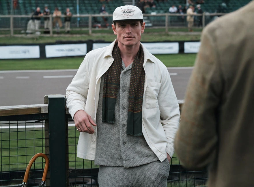 Natuurlijke kleuren en textuur in zomerse herenmode