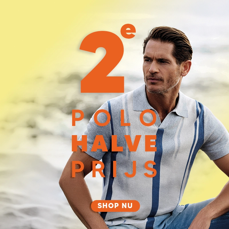 2e polo halve prijs man met blauwe polo op het strand 