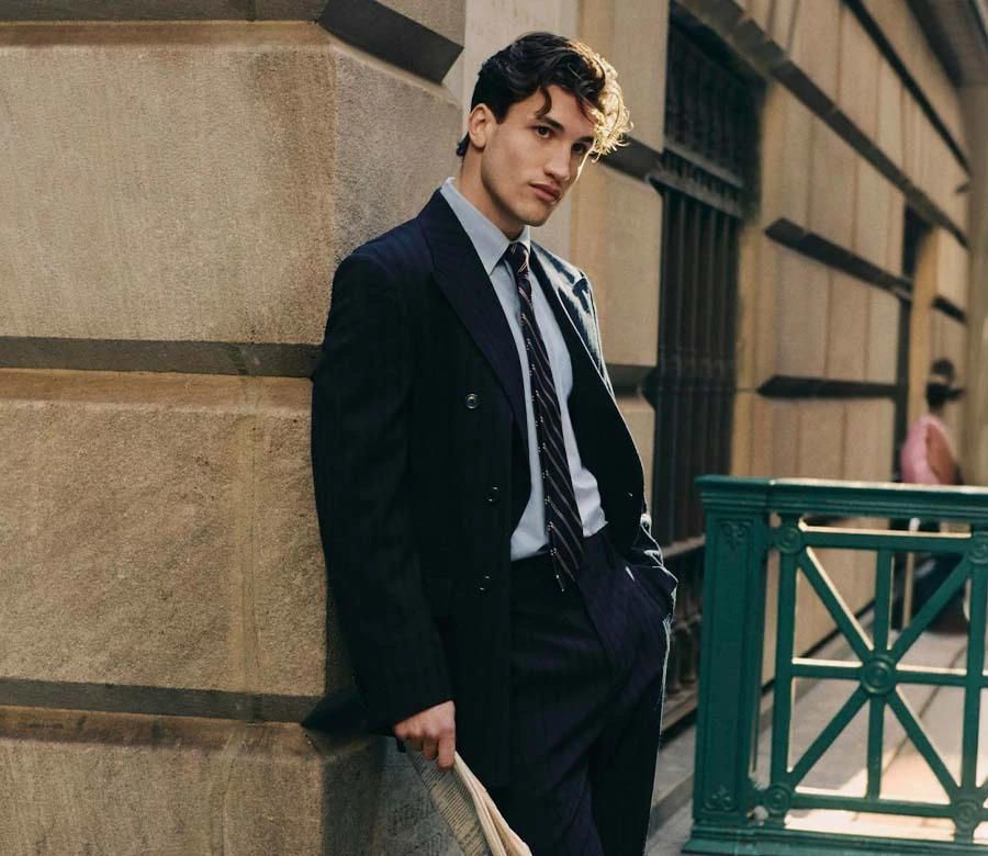 Zakelijke old money outfit voor heren met donker pak, overhemd en stropdas in tijdloze stijl