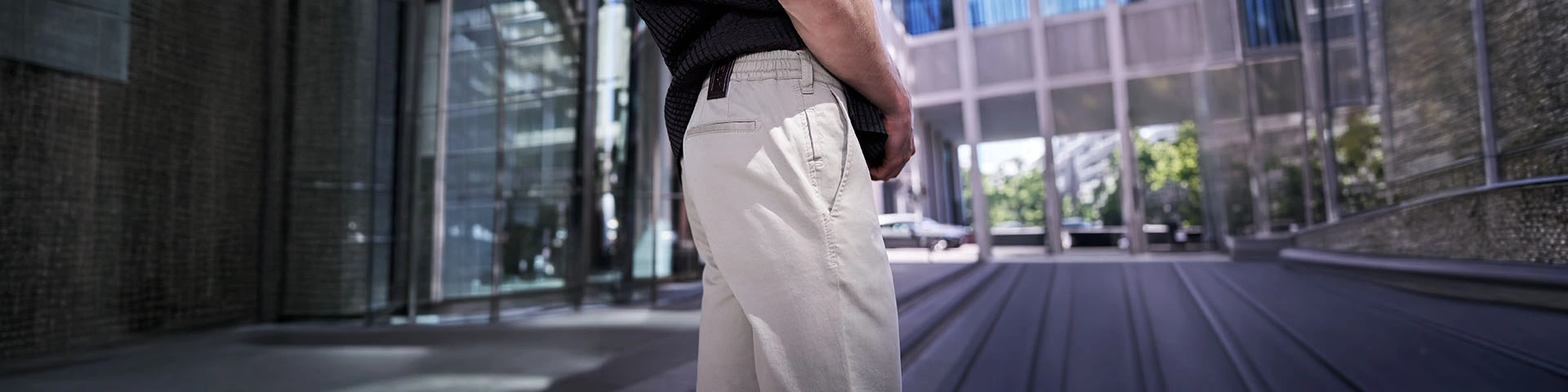 Man in Meyer M5 broek die de verschillende M5-pasvormen en varianten zoals Five, Chino, Slim, Regular en Move illustreert.