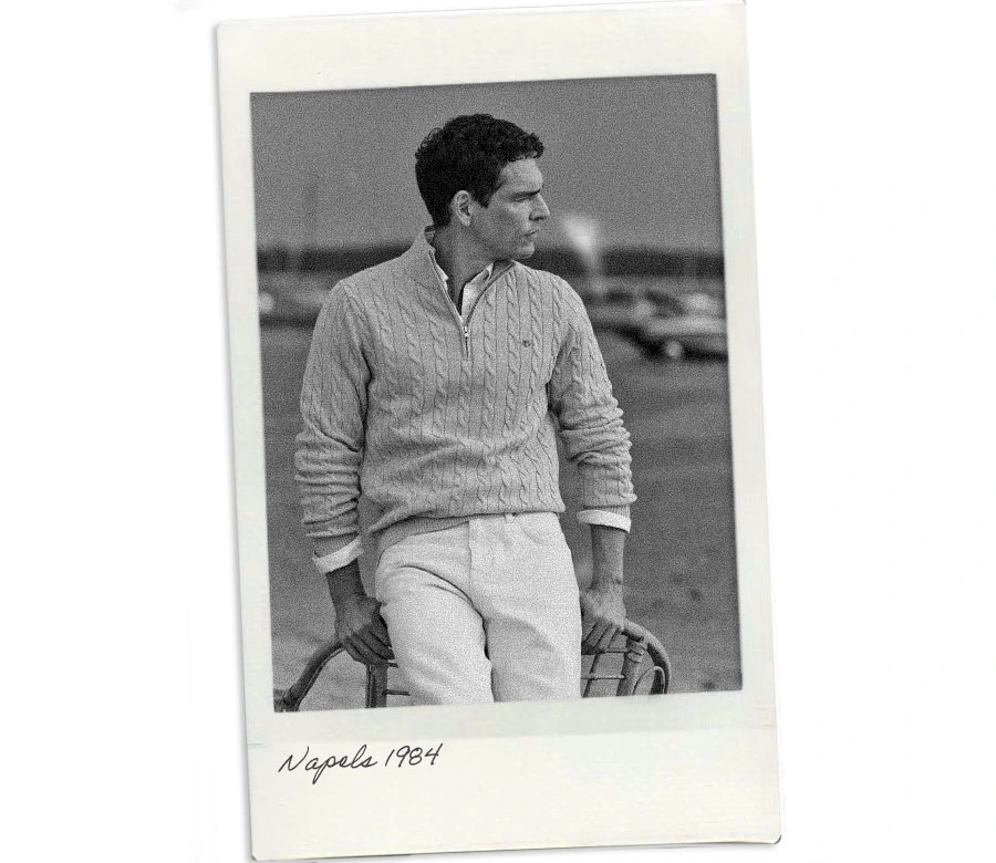 Tijdloze old money stijl met kabeltrui en lichte broek in klassieke en ingetogen uitstraling