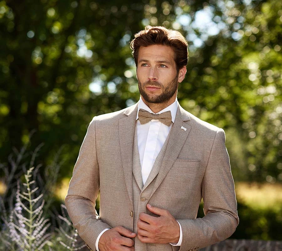 Beige trouwpak voor heren met lichte en natuurlijke uitstraling