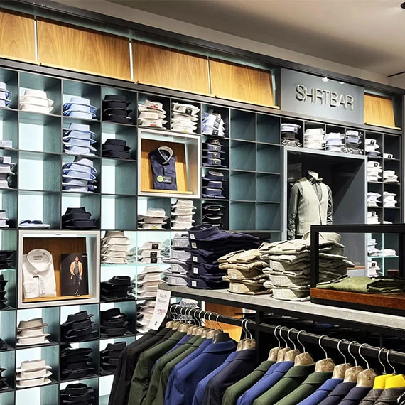 Interieur van Bos Men Shop met een uitgebreide collectie overhemden en herenkleding