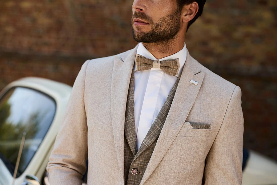 Beige trouwpak gecombineerd met gilet en accessoires