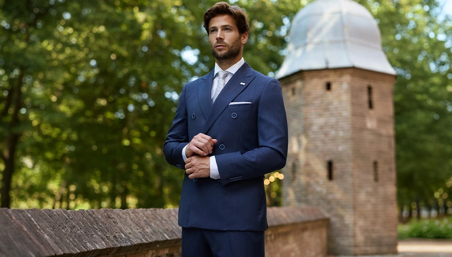 Donkerblauw trouwpak met dubbelrij colbert voor moderne bruidegom