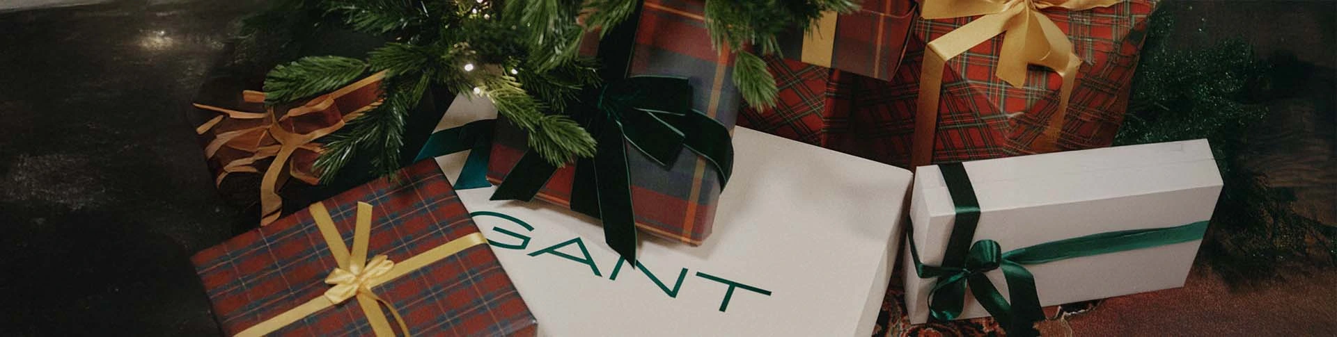 Kerstcadeau's onder een kertsboom