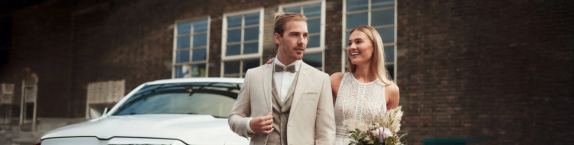 Beige trouwpak voor heren met gilet, geschikt voor een zomerse bruiloft