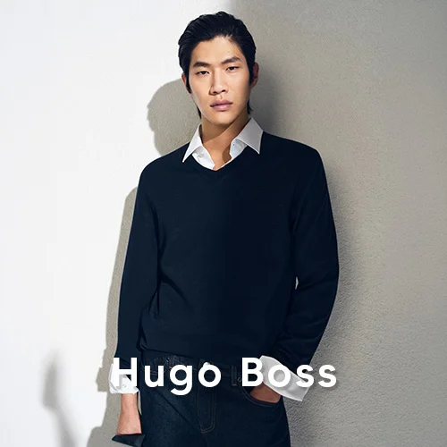 Man in zwarte Hugo Boss v-hals trui over wit overhemd