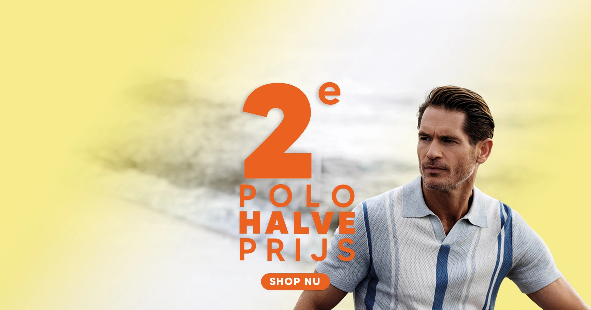 2e polo halve prijs een man met een blauwe polo aan op het strand 