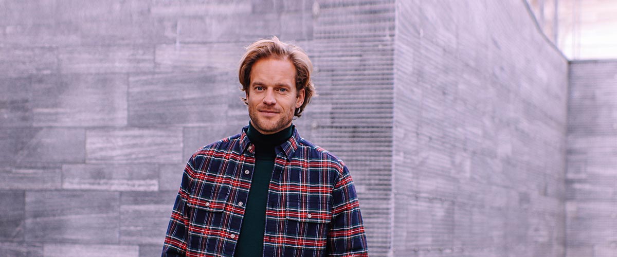 Man met sale overhemd