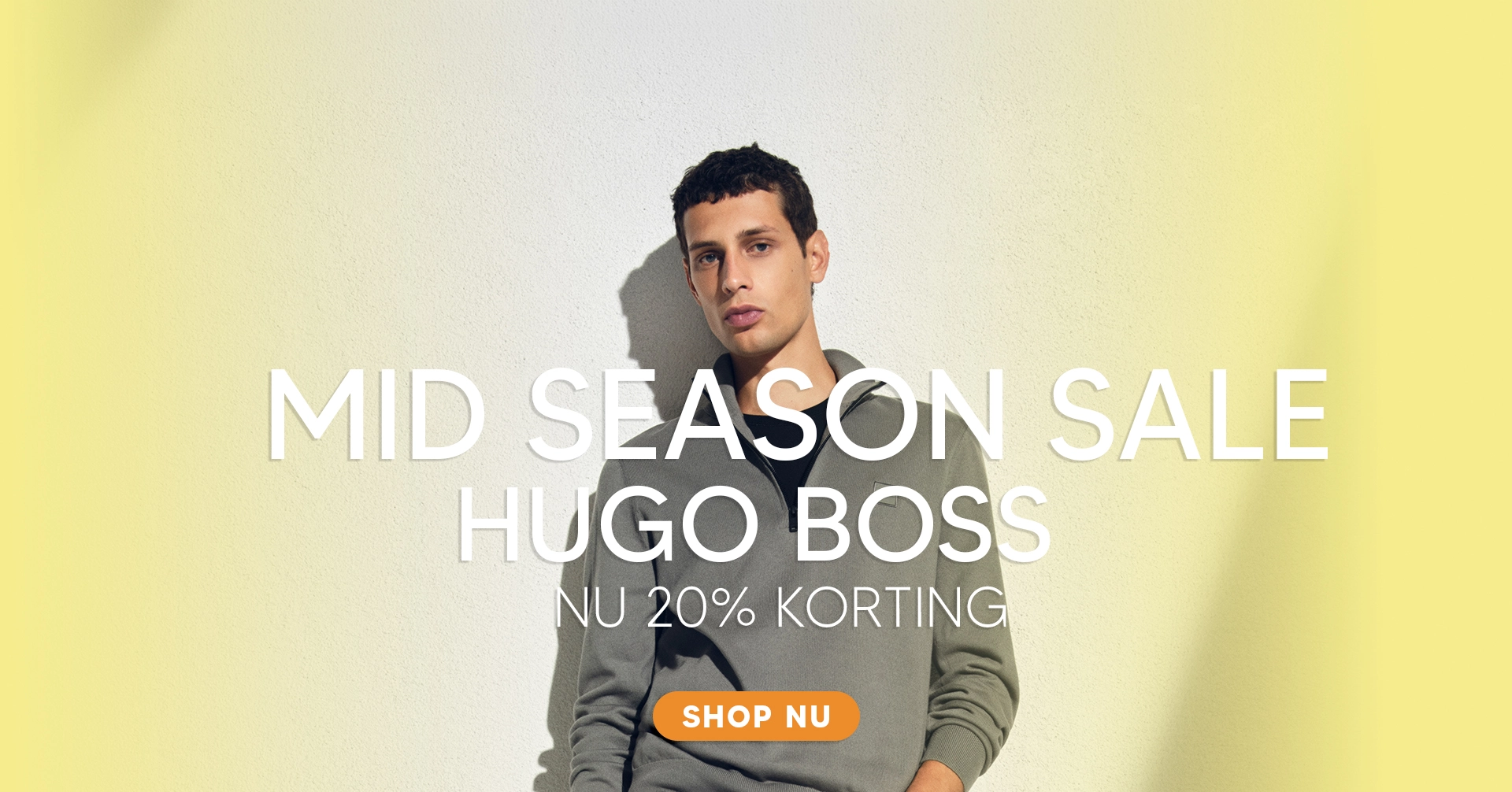 Man in groen Hugo Boss vest met de tekst Mid Season Sale – Nu 20% korting
